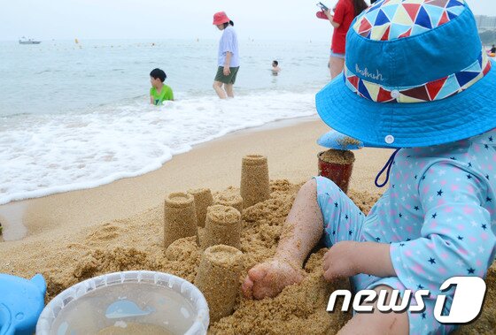 본문 이미지 - 7일 개장한 강원도 속초해수욕장에서 어린이가 모래성을 쌓으며 즐거운 시간를 보내고 있다. 2017.7.7/뉴스1 ⓒ News1 고재교 기자