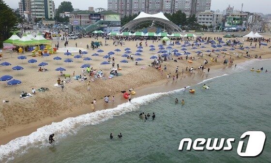 본문 이미지 - 7일 개장한 강원도 속초해수욕장을 찾은 피서객들이 물놀이하며 즐거운 시간를 보내고 있다. 이날 강릉 경포, 양양 낙산해수욕장 등도 함께 개장해 본격적인 운영에 들어갔다. 2017.7.7/뉴스1 ⓒ News1 고재교 기자