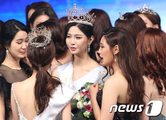 본문 이미지 - 서재원(가운데)이 7일 오후 서울 광진구 유니버설아트센터에서 열린 ‘2017미스코리아 선발대회’에 출전해 진에 당선된 뒤 동료들의 축하를 받고 있다. 2017.7.7/뉴스1 ⓒ News1 권현진 기자