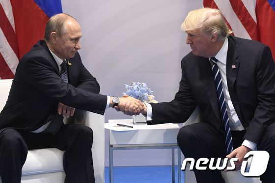 본문 이미지 - 7일&#40;현지시간&#41; 독일 함부르크에서 개막한 주요 20개국&#40;G20&#41; 정상회담에 참석한 도널드 트럼프 미국 대통령&#40;오른쪽&#41;고 블라디미르 푸틴 러시아 대통령이 양자회담을 벌였다. 2017.07.07 ⓒ AFP=뉴스1 ⓒ News1 최종일 기자