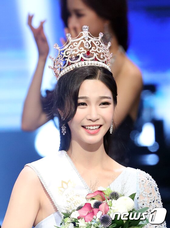 본문 이미지 - 서재원이 7일 오후 서울 광진구 유니버설아트센터에서 열린 ‘2017미스코리아 선발대회’에 출전해 眞에 당선된 뒤 눈물을 흘리고 있다. 2017.7.7/뉴스1 ⓒ News1 권현진 기자