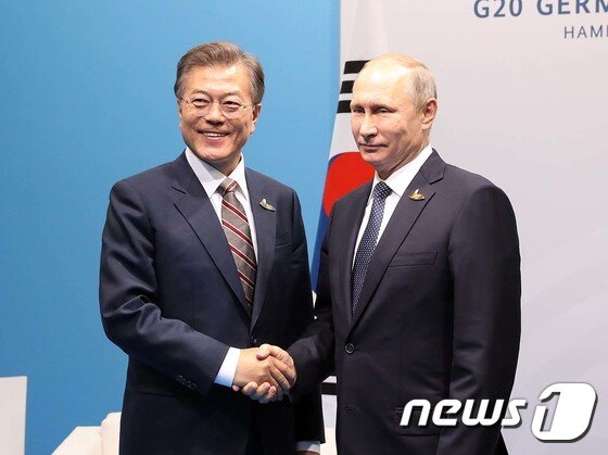 본문 이미지 - 문재인 대통령은 7월 독일 함부르크 G20 회의에서 블라디미르 푸틴 러시아 대통령을 만났다. (청와대) 2017.7.8/뉴스1