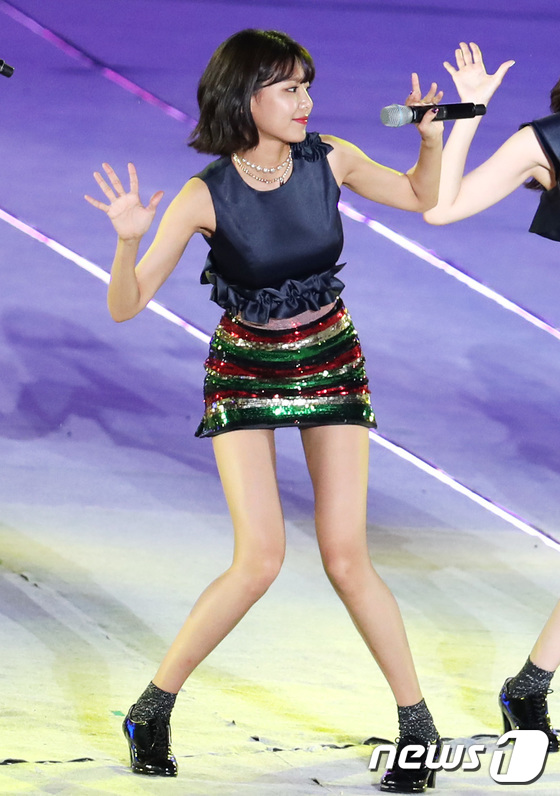 (서울=뉴스1) 권현진 기자 = 소녀시대 수영이 8일 오후 서울 상암서울월드컵경기장에서 열린 ‘SMTOWN LIVE 월드투어(SMTOWN LIVE WORLD TOUR VI in S …