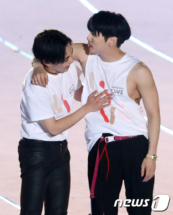 (서울=뉴스1) 권현진 기자 = 엑소 시우민(왼쪽)이 8일 오후 서울 상암서울월드컵경기장에서 열린 ‘SMTOWN LIVE 월드투어(SMTOWN LIVE WORLD TOUR VI i …