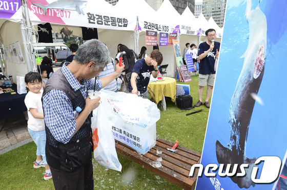 (서울=뉴스1) 신웅수 기자 = 9일 서울광장에서 환경운동연합 회원들과 어린이들이 샥스핀 식용 반대 금지를 촉구하며 상어 모형이 든 얼음을 깨트리는 퍼포먼스를 하고 있다. 2017 …