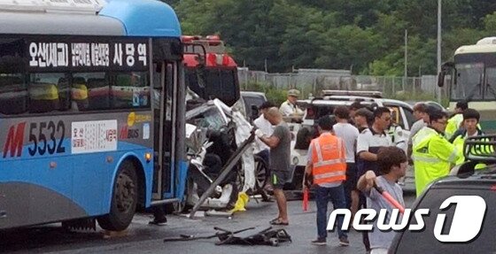 본문 이미지 - 9일 오후 2시 46분쯤 서울방면 경부고속도로 만남의 광장 맞은편에서 버스와 승용차 등 6중 추돌 사고가 발생해 10여명의 사상자가 발생했다.(SNS) 2017.7.9/뉴스1