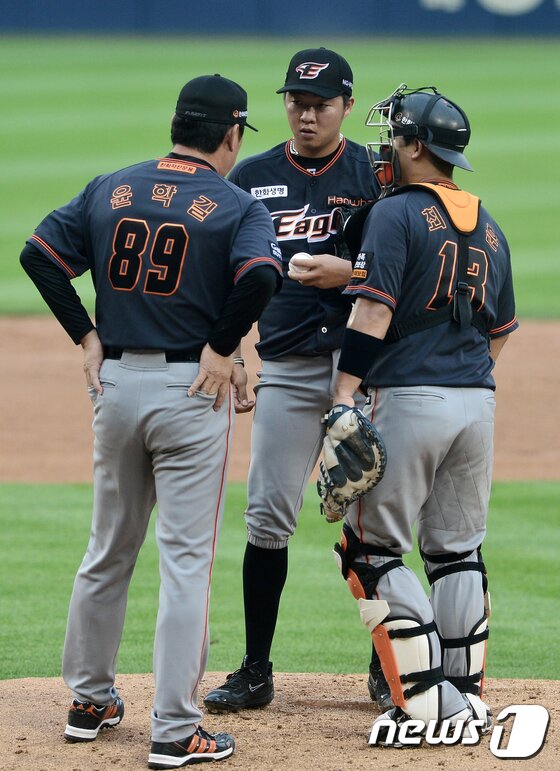 본문 이미지 - 마운드에 올라 김범수를 다독이는 윤학길 코치. /뉴스1 ⓒ News1 민경석 기자