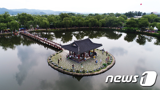 (서울=뉴스1) = 9일 '2017부여서동연꽃축제'가 열리고 있는 대한민국 최대 규모의 인공연못인 부여 궁남지의 표룡정을 하늘에서 내려다본 모습. 올해로 3년 연속 '대한민국 문화 …
