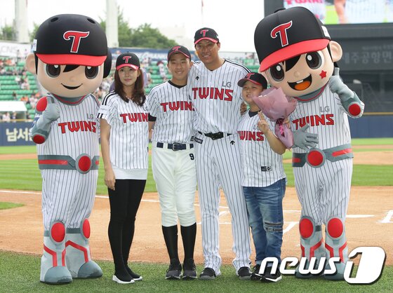 본문 이미지 - 2017년 이병규의 은퇴식 당시 함께 했던 이승민(왼쪽에서 세 번째). (LG 트윈스 제공)
