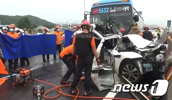 본문 이미지 - 9일 오후 2시 46분쯤 서울 방면 경부고속도로 양재나들목 인근에서 버스와 승용차 등 8중 추돌사고가 발생해 10여명의 사상자가 발생한 가운데 119 구조대원들이 현장을 수습하고 있다. 광역버스 운전사의 졸음운전으로 추정되는 이 사고로 승용차에 탄 신모(58)씨와 부인 설모(56·여)씨가 현장에서 숨졌다. (소방재난본부 제공) 2017.7.9/뉴스1