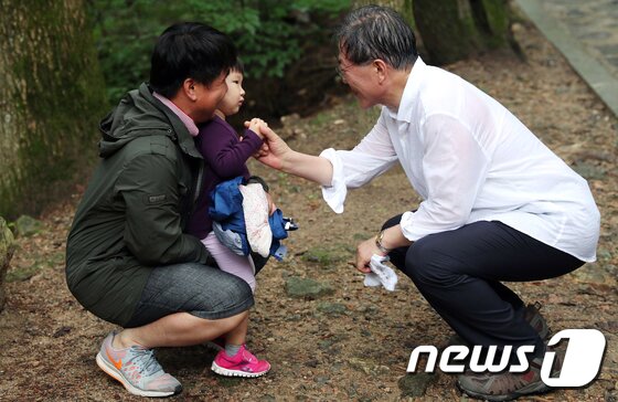 본문 이미지 - 문재인 대통령이 여름휴가 이틀째인 지난 7월31일 오후 강원도 평창 오대산에서 등산 중 시민들과 만나 인사를 하고 있다.(청와대) 2017.8.1/뉴스1 ⓒ News1 김명섭 기자