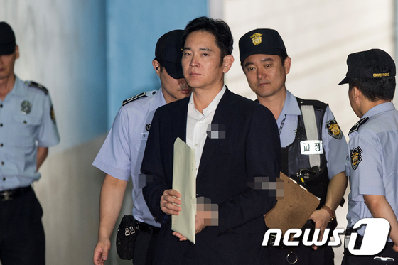 (서울=뉴스1) 이승배 기자 = 이재용 삼성전자 부회장이 1일 오전 서울 서초구 서울중앙지방법원에서 열리는 '최순실 뇌물' 관련 49차 공판에 출석하고 있다. 2017.8.1/뉴스 …