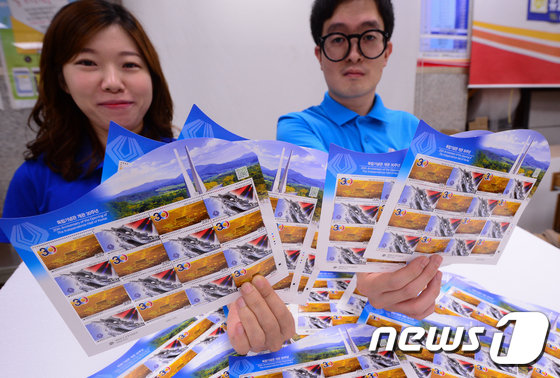 (서울=뉴스1) 허경 기자 = 1일 서울 광화문우체국에서 직원들이 '독립기념관 개관 30주년'을 기념해 발행된 우표 2종을 선보이고 있다.이번 기념우표는‘흑성산에서 바라본 독립기념 …