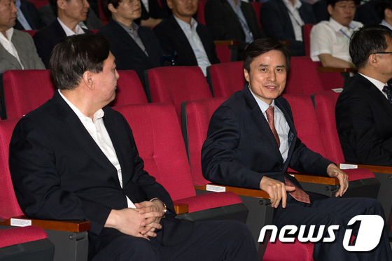 (서울=뉴스1) 이승배 기자 = 조은석 신임 서울고검장이 1일 오전 서울 서초구 서울중앙지방법원에서 열린 취임식에서 윤석열 서울중앙지검장과 앉아 있다. 조은석 신임 고검장은 수원지 …