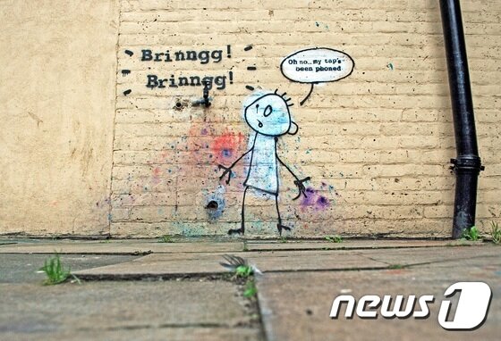 본문 이미지 - tap phoned - London - 2011 (뱅크시 코리아 제공) ⓒ News1