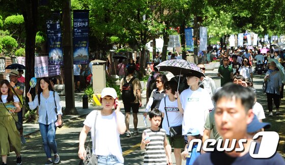 본문 이미지 - 본격적인 휴가철을 맞은 1일 오후 전북 전주시 한옥마을 태조로가 관광객들로 붐비고 있다./뉴스1 DBⓒ News1 문요한 기자