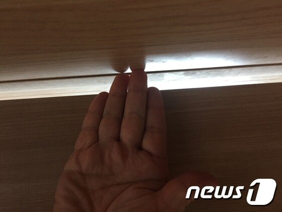 본문 이미지 - 침실 문이 바닥과 1.5㎝ 이상 틈새가 나 있다. 뉴스1 @ News1 이윤희기자