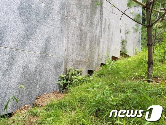 본문 이미지 - 아파트 외벽 대리석 마감 공사가 덜된 가운데 방치돼 있다. 뉴스1 ⓒ News1 이윤희기자