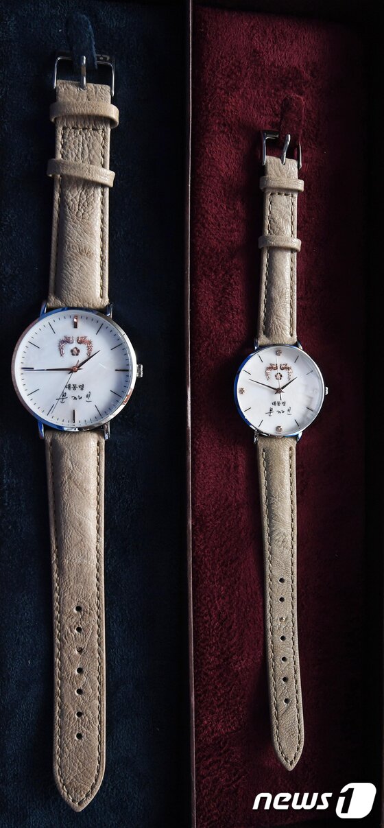 본문 이미지 - 청와대가 문재인 대통령의 이름을 새겨 넣은 기념품용 손목시계를 제작해 10일 춘추관에서 공개했다. 대통령을 상징하는 봉황무늬와 문 대통령의 사인이 들어가있다. 2017.8.10/뉴스1 ⓒ News1 김명섭 기자
