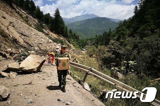 본문 이미지 - 8일(현지시간) 밤 규모 7.0의 강진이 발생한 중국 남서부 쓰촨(四川)성의 주자이거우(九寨溝·구채구) 풍경. ⓒ AFP=뉴스1