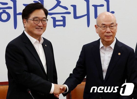 본문 이미지 - 우원식 더불어민주당 원내대표가 11일 오전 서울 여의도 국회 원내대표실을 예방한 이효성 방송통신위원장과 악수를 나누고 있다. 2017.8.11/뉴스1 ⓒ News1 박정호 기자