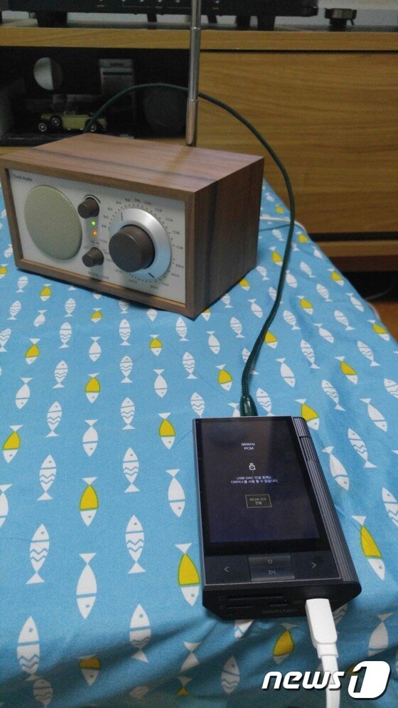 본문 이미지 - KANN과 티볼리 모델원을 AUX케이블로 연결한 모습. ⓒ News1