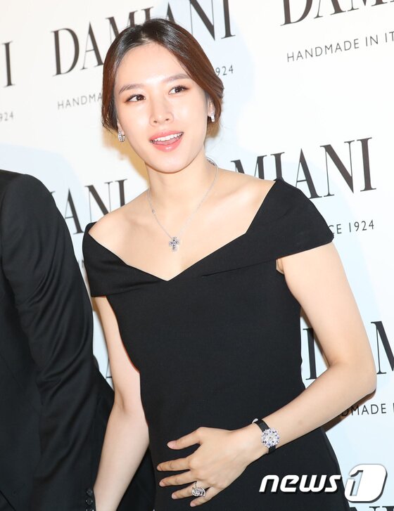 본문 이미지 - 배우 조윤희가 11일 오후 서울 강남 신세계백화점에서 열린 한 주얼리 브랜드 행사에 참석해 인사를 하고 있다. 2017.8.11./뉴스1 ⓒ News1 권현진 기자