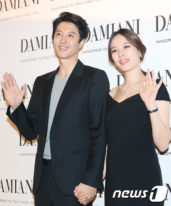 본문 이미지 - 배우 이동건 조윤희 부부가 11일 오후 서울 강남 신세계백화점에서 열린 한 주얼리 브랜드 행사에 참석해 포즈를 취하고 있다.. 2017.8.11./뉴스1 ⓒ News1 권현진 기자