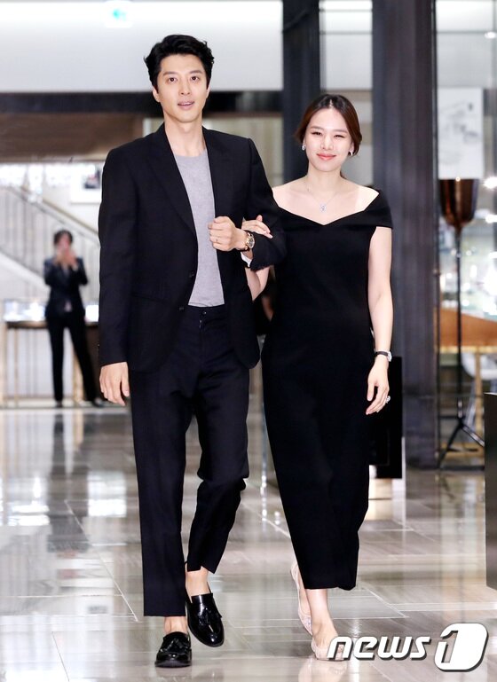 본문 이미지 - 배우 이동건 조윤희 부부가 11일 오후 서울 강남 신세계백화점에서 열린 한 주얼리 브랜드 행사에 참석하고 있다.  2017.8.11./뉴스1 ⓒ News1 권현진 기자