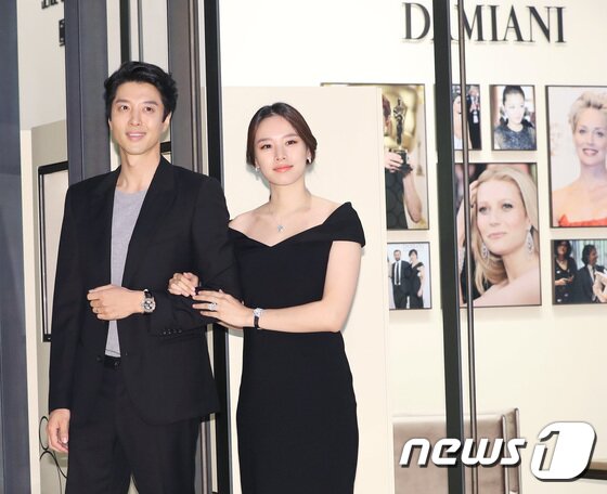 본문 이미지 - 배우 이동건 조윤희 부부가 11일 오후 서울 강남 신세계백화점에서 열린 한 주얼리 브랜드 행사에 참석해 포즈를 취하고 있다. . 2017.8.11./뉴스1 ⓒ News1 권현진 기자