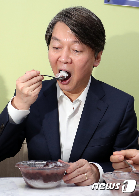 (부산=뉴스1) 여주연 기자 = 안철수 전 국민의당 상임공동대표가 11일 오후 부산 남구 용호동의 한 팥빙수 가게에서 열린 '당원속으로, 팥핑수 간담회'에 참석해 당원들과 팥빙수를 …