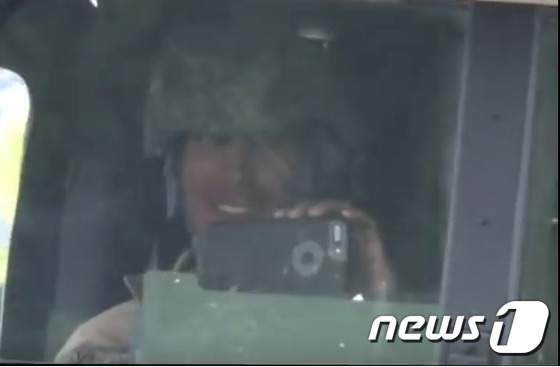 지난 4월26일 경북 성주군 초전면 소성리 마을회관 앞에서 사드를 반입하는 미군이 트럭 안에서 웃으며 주민들을 휴대전화로 촬영하고 있다. 유투브 동영상캡쳐© News1