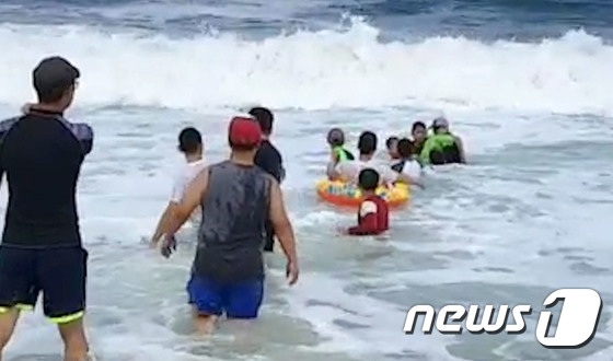 시민들, 인간띠 만들어 물에 빠진 40대 남성 구조