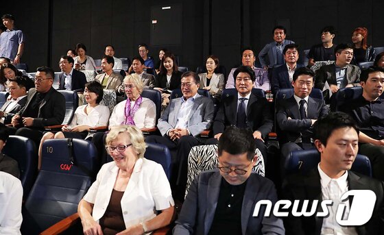 본문 이미지 - 문재인 대통령이 지난 2017년 8월 배우 송강호씨 등과 함께 영화 '택시운전사'의 시작을 기다리고 있다. (청와대) 2017.8.13/뉴스1 ⓒ News1 이광호