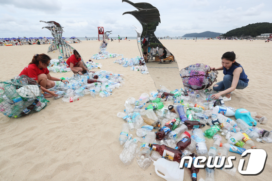 국제환경단체 그린피스회원들이 13일 오후 부산 해운대해수욕장 백사장에서 '일회용 플라스틱 사용 줄이기' 캠페인을 펼치고 있다. 2017.8.13/뉴스1 © News1 여주연 기자
