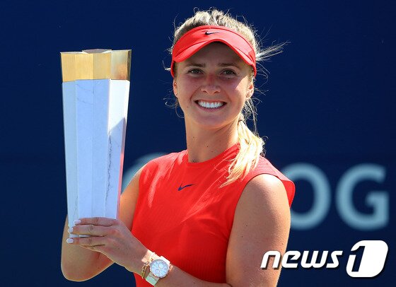 본문 이미지 - 엘리나 스비톨리나가 이번 시즌 5번째 우승컵을 들어올렸다. ⓒ AFP=News1