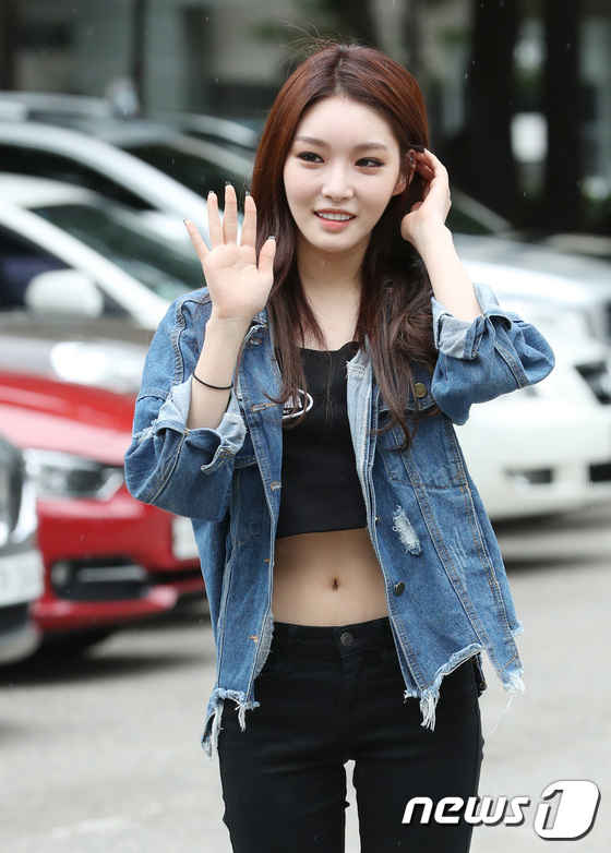 (서울=뉴스1) 권현진 기자 = 가수 김청하가 14일 오후 서울 여의도 KBS 신관 공개홀에서 열린 KBS 2TV 예능 프로그램 '불후의 명곡' 녹화에 참석하며 포즈를 취하고 있다 …