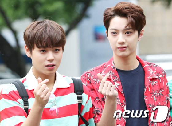 (서울=뉴스1) 권현진 기자 = 아이돌그룹 워너원(Wanna One) 박지훈, 라이관린(오른쪽)이 14일 오후 서울 여의도 KBS 신관 공개홀에서 열린 KBS 2TV 예능 프로그램 …