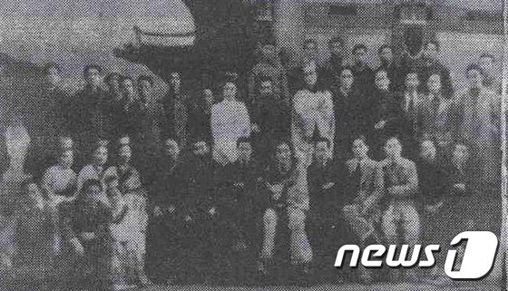 본문 이미지 - 일제강점기 대표적 친일 연극단체인 현대극장의 12회 정기공연 '낙화암'(1944년) 기념사진. 이 작품은 전체 내용이 조선총독부 정책인 만주 이주에 대한 신념으로 무장했다. ⓒ News1