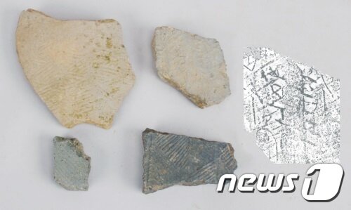 본문 이미지 - 전주 후백제 유적 정밀지표조사 결과 남고산성 내 추정행궁지에서 수습된 기완편(전주시 제공) ⓒ News1 김춘상 기자
