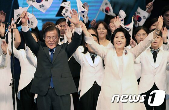 본문 이미지 - 문재인 대통령이 15일 서울 종로구 세종문화회관 대강당에서 열린 제72주년 광복절 기념식에서 부인 김정숙 여사를 비롯한 참석자들과 만세삼창을 하고 있다. 2017.8.15/뉴스1 ⓒ News1 오대일 기자