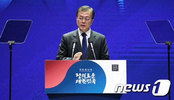 본문 이미지 - 문재인 대통령이 2017년 8월15일 서울 종로구 세종문화회관 대강당에서 열린 제72주년 광복절 기념식에서 경축사를 하고 있다. 2017.8.15/뉴스1 ⓒ News1 오대일 기자