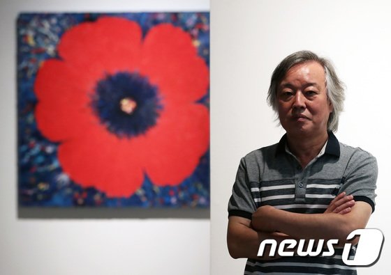 본문 이미지 - 민중미술 작가 송창 화백(65)이 16일 서울 종로구 학고재 갤러리에서 막을 올린 '꽃그늘'(Flower-Shade)' 전에서 작품을 배경으로 포즈를 취하고 있다. 2017.8.16/뉴스1 ⓒ News1 오대일 기자