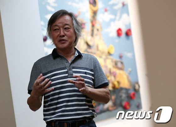 본문 이미지 - 민중미술 작가 송창 화백(65)이 16일 서울 종로구 학고재 갤러리에서 막을 올린 '꽃그늘'(Flower-Shade)' 전 기자간담회에서 작품에 대해 설명하고 있다. 2017.8.16/뉴스1 ⓒ News1 오대일 기자
