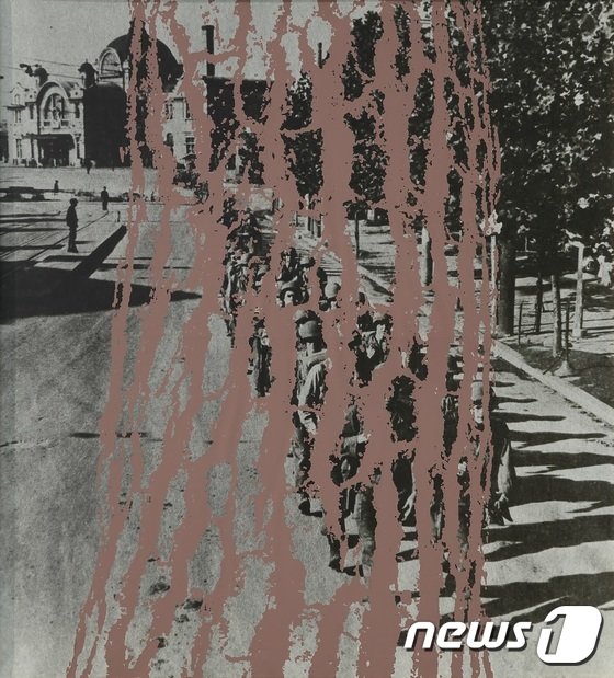 본문 이미지 - 서울역 앞 미군의 첫 입성행군 The March of American Troops in Front of Seoul Station, 1996, 사진에 실크스크린 Silkscreen on photograph, 96x87cm (학고재갤러리 제공) ⓒ News1