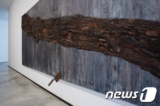 본문 이미지 - 굴절된 시간 Refracted Time, 1996, 캔버스에 유채, 나무껍질 Oil, tree bark on canvas, 181.8x454.6cm (2) (학고재갤러리 제공) ⓒ News1