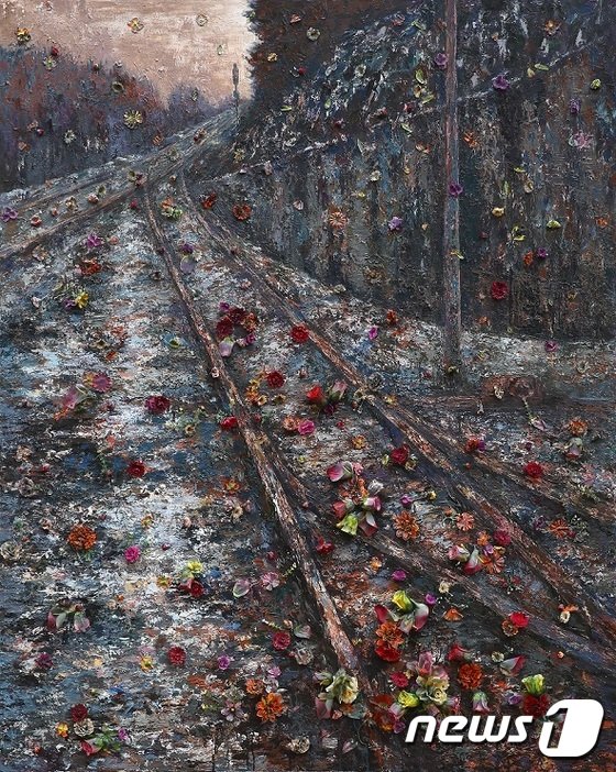 본문 이미지 - 기적소리 The Train Whistle, 2013, 캔버스에 유채, 조화 Oil, artificial flowers on canvas, 227.3x181.8cm (학고재갤러리 제공) ⓒ News1