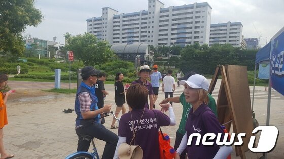 본문 이미지 - 지난 7월30일 이가영·권세빈 등의 서울시 청년코디네이터들이 서울시 대표 여름축제 '한강몽땅'을 알리고 있다. ⓒ News1
