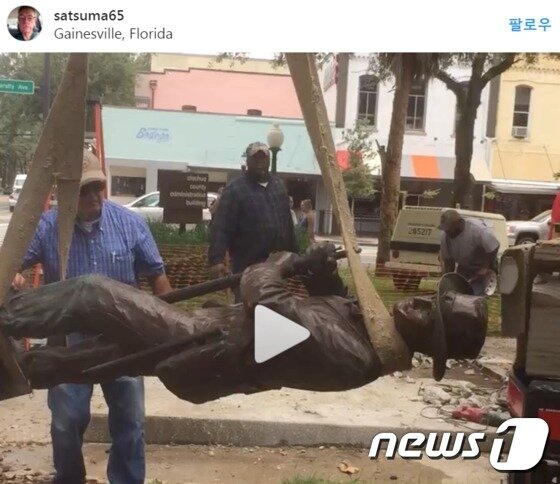 본문 이미지 - 철거 중인 플로리다 게인스빌에 세워진 남부연합 동상 '올드 조' (트위터 갈무리) ⓒ News1