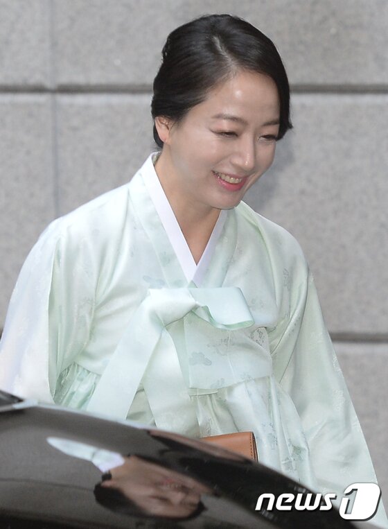 본문 이미지 - 정대선 현대 비에스엔씨 사장의 아내 노현정 전 KBS 아나운서가 16일 오후 故 정주영 현대그룹 명예회장의 부인 고 변중석 여사의 10주기 제사에 참석하기 위해 서울 용산구 한남동 정몽구 현대자동차그룹 회장 자택으로 들어가고 있다. 2017.8.16/뉴스1 ⓒ News1 허경 기자